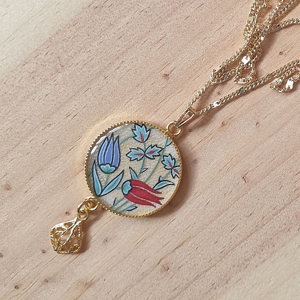 Halskjede anheng belyste orientalske blomster rundt halsen eller halskjede