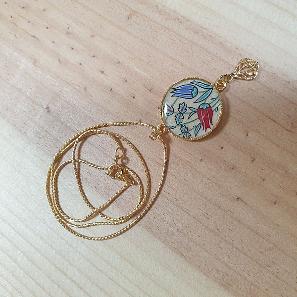 Halskjede anheng belyste orientalske blomster rundt halsen eller halskjede