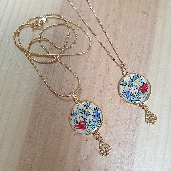 Halskjede anheng belyste orientalske blomster rundt halsen eller halskjede