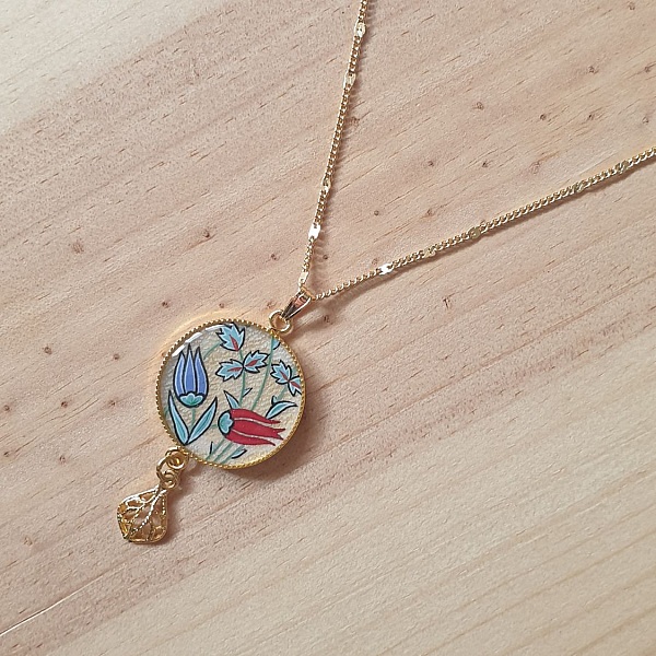 Halskjede anheng belyste orientalske blomster rundt halsen eller halskjede