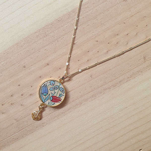 Halskjede anheng belyste orientalske blomster rundt halsen eller halskjede