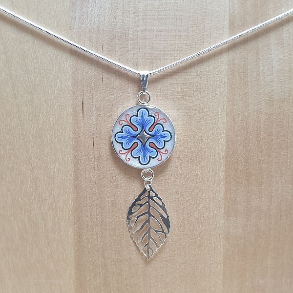 Collier pendentif motif v&eacute;g&eacute;tal et feuille sur cha&icirc;ne argent&eacute;e