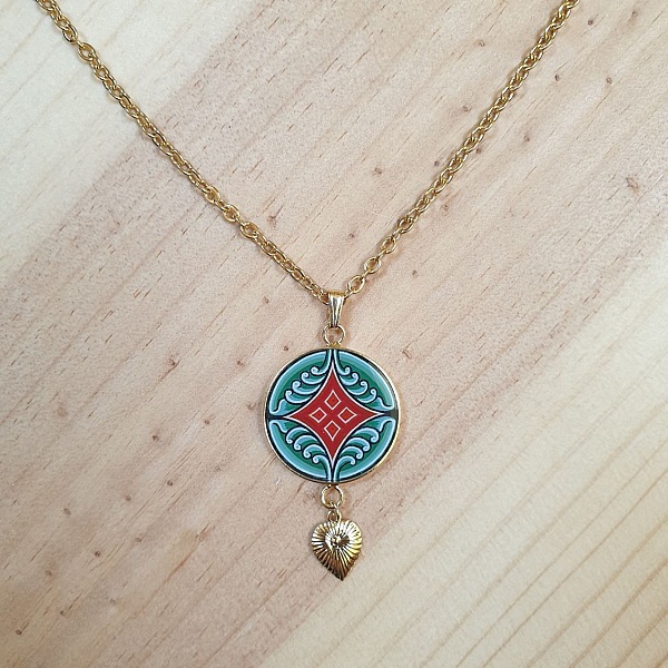 Collier pendentif motif v&eacute;g&eacute;tal m&eacute;di&eacute;val