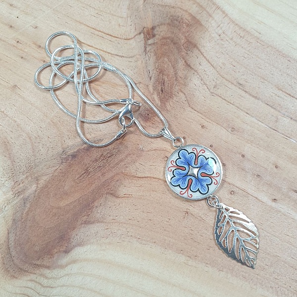 Collier pendentif motif v&eacute;g&eacute;tal et feuille sur cha&icirc;ne argent&eacute;e