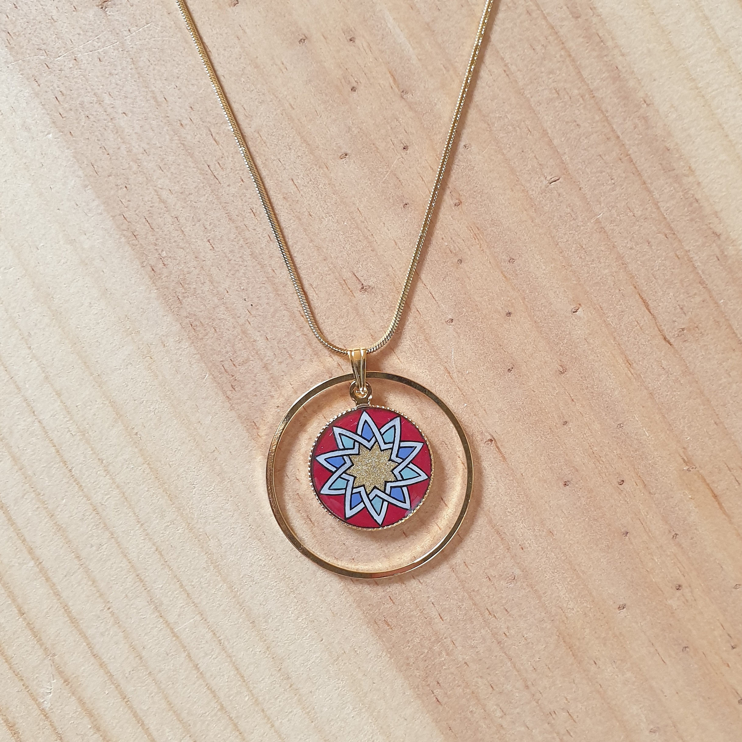 Gull/r&oslash;d/bl&aring;/gr&oslash;nn rosett anheng halskjede p&aring; gullkjede