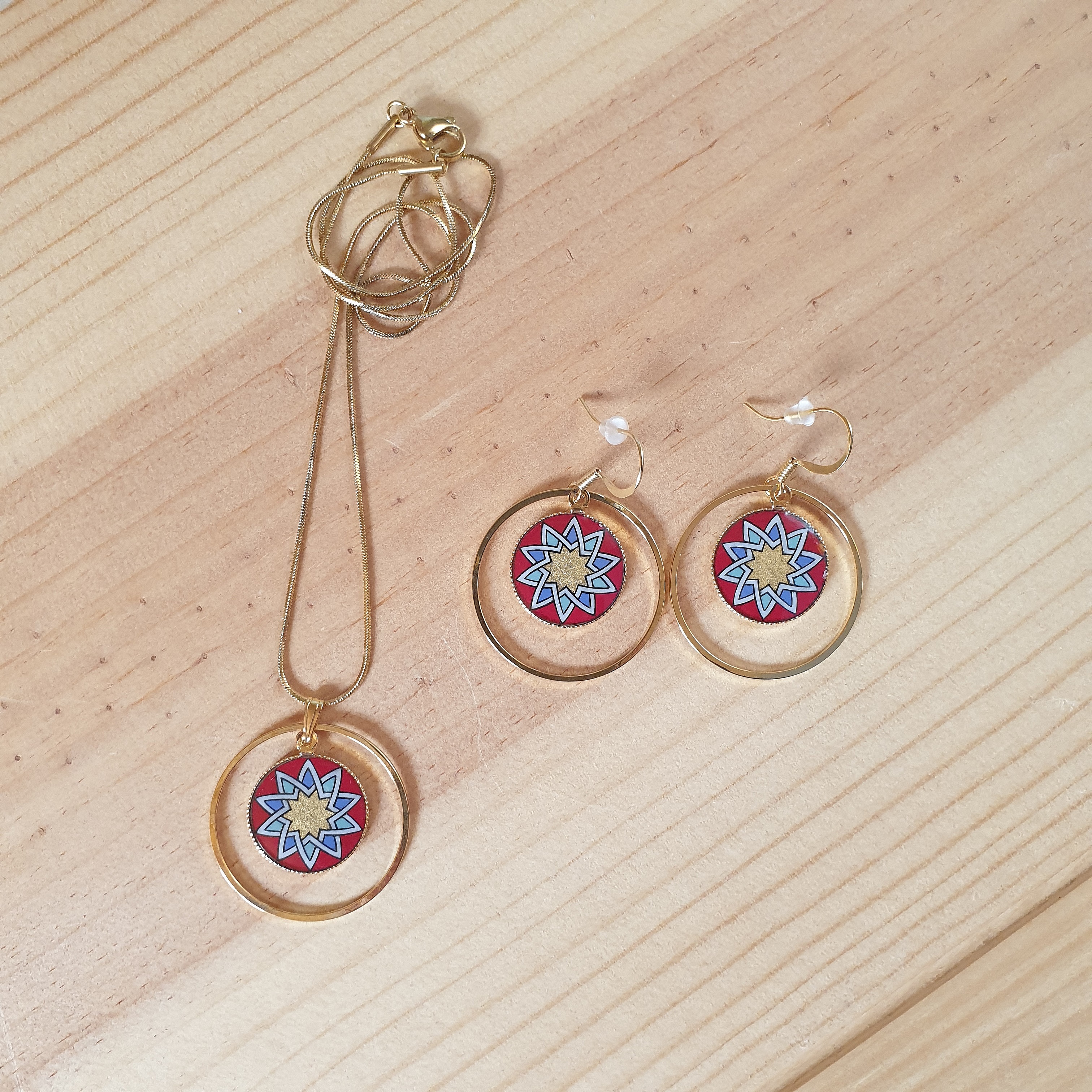 Gull/r&oslash;d/bl&aring;/gr&oslash;nn rosett anheng halskjede p&aring; gullkjede