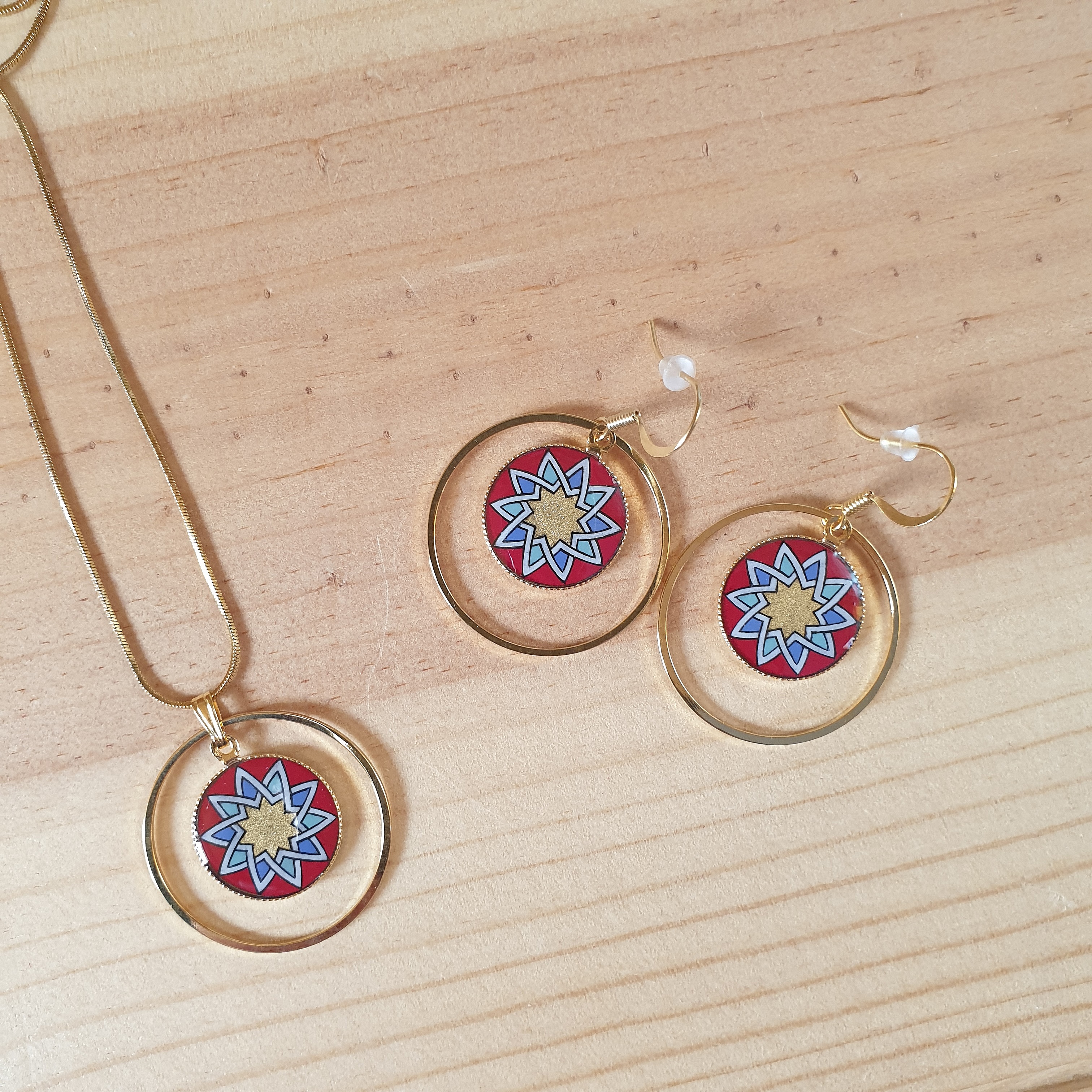 Gull/r&oslash;d/bl&aring;/gr&oslash;nn rosett anheng halskjede p&aring; gullkjede