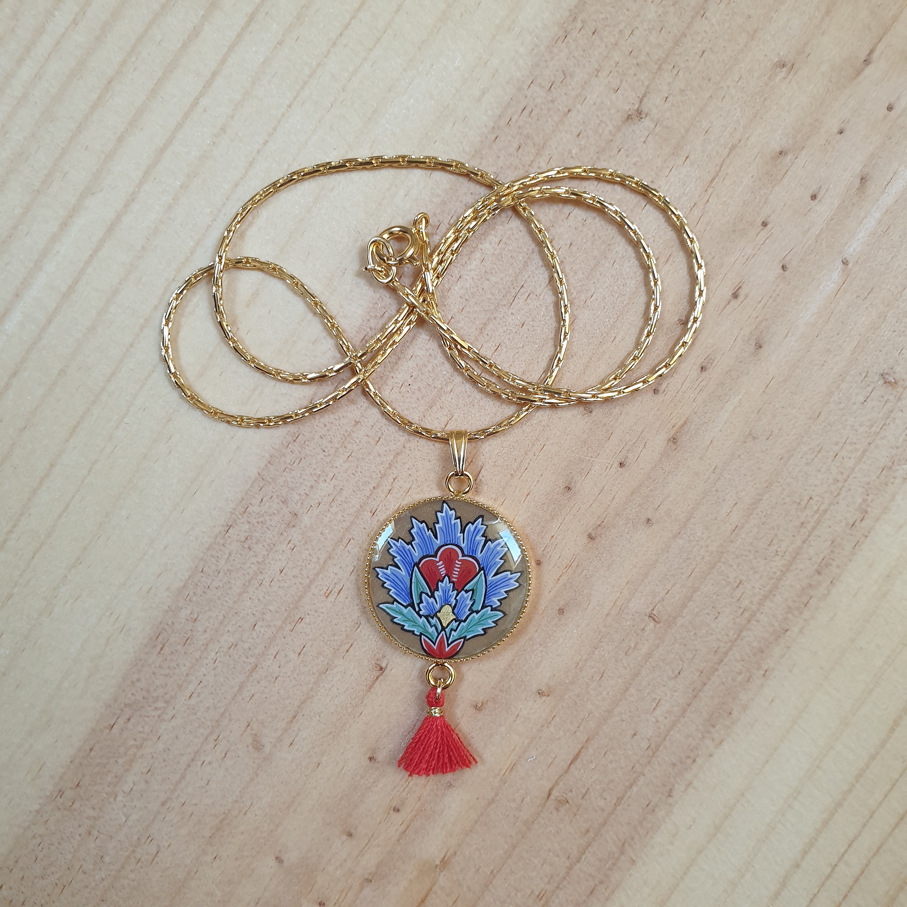 Halskjede anheng opplyst bl&aring; orientalsk blomst