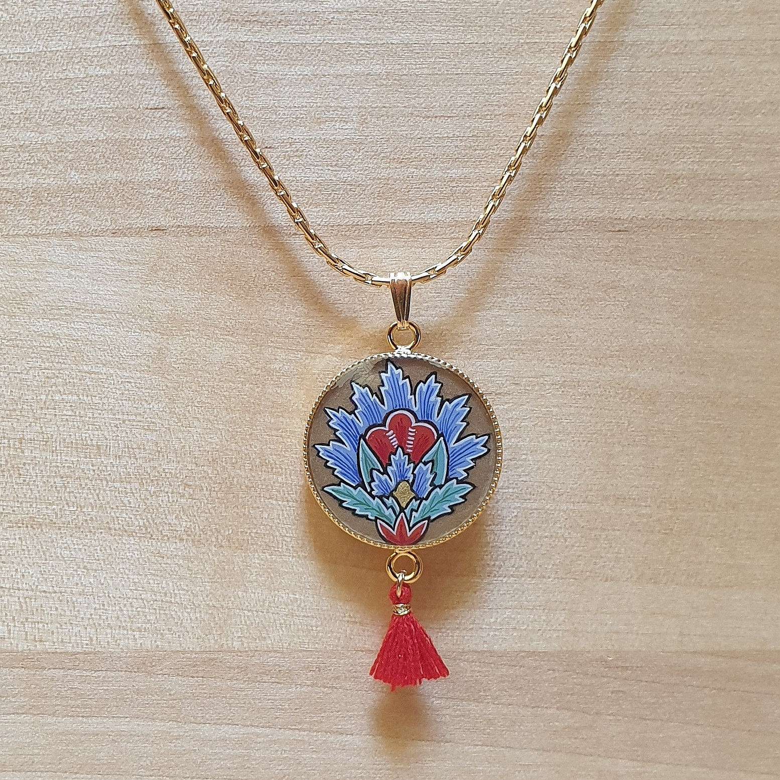 Halskjede anheng opplyst bl&aring; orientalsk blomst