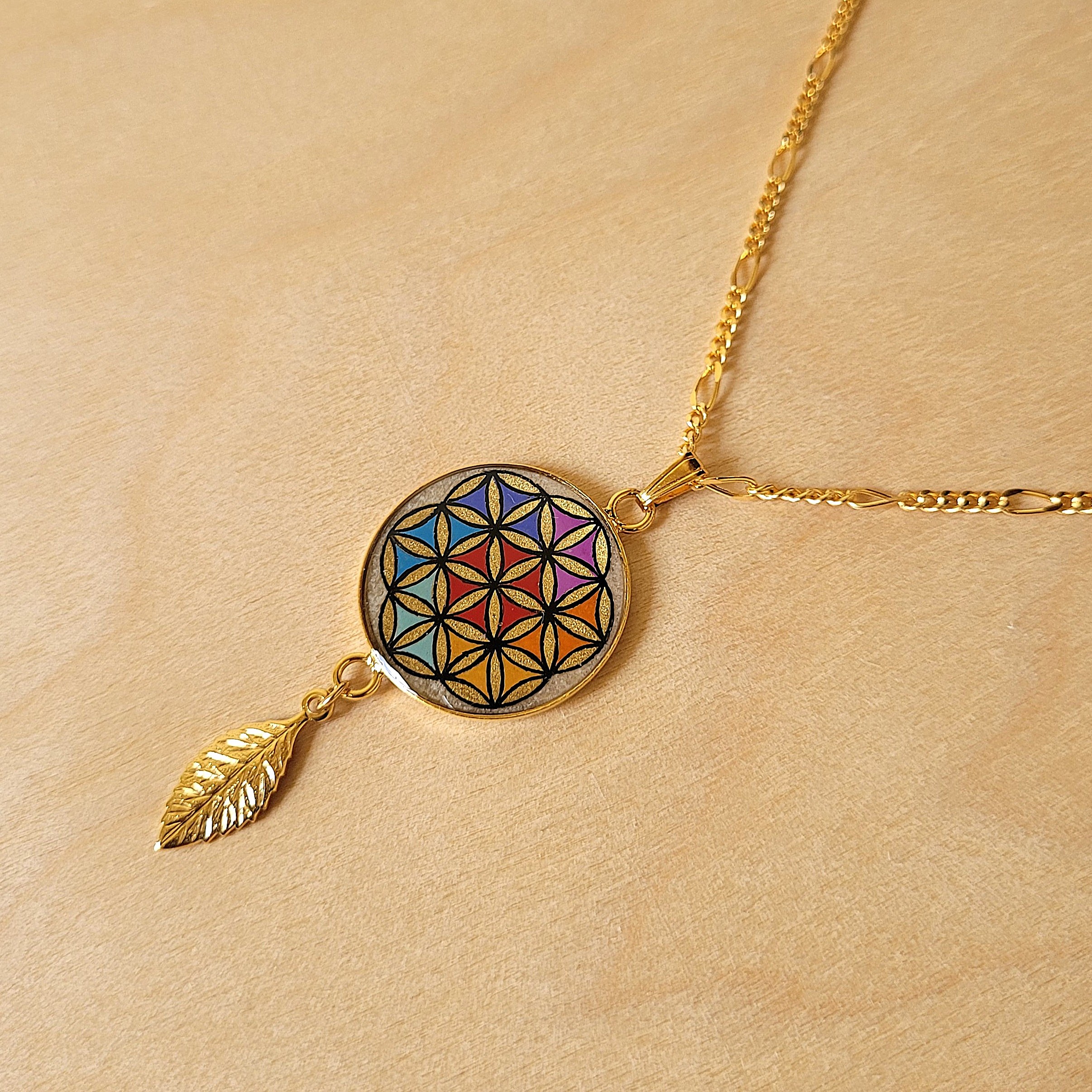 Collier pendentif fleur de vie et feuille or