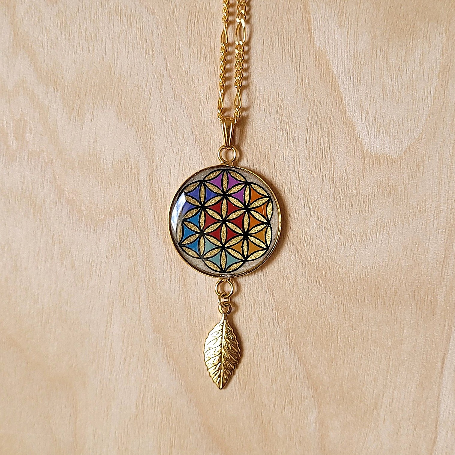 Collier pendentif fleur de vie et feuille or
