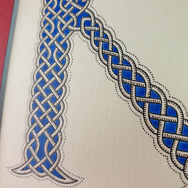 Opplyst bokstav K med sammenfletting