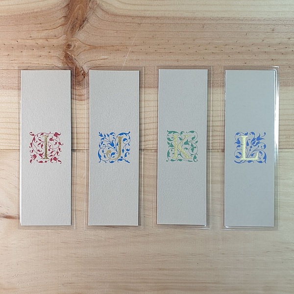 Marque-page enlumin&eacute; initiale or et arabesques