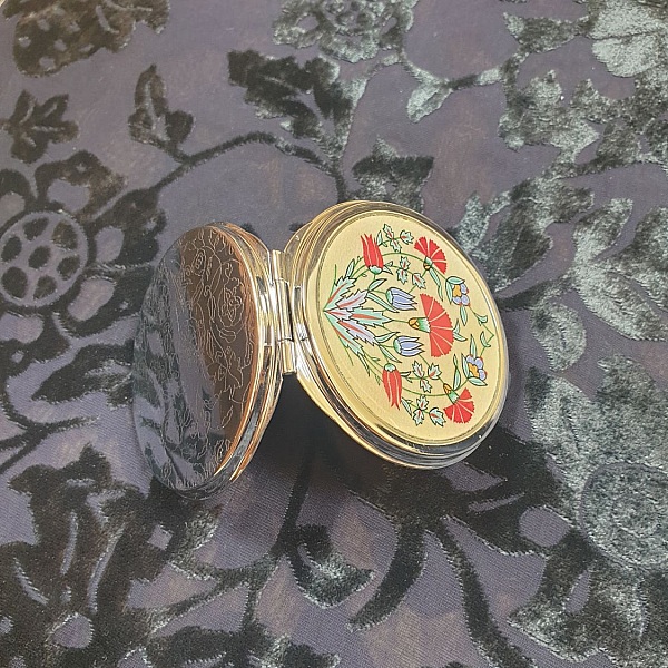 Miroir de sac enluminure fleurs orientales sur parchemin