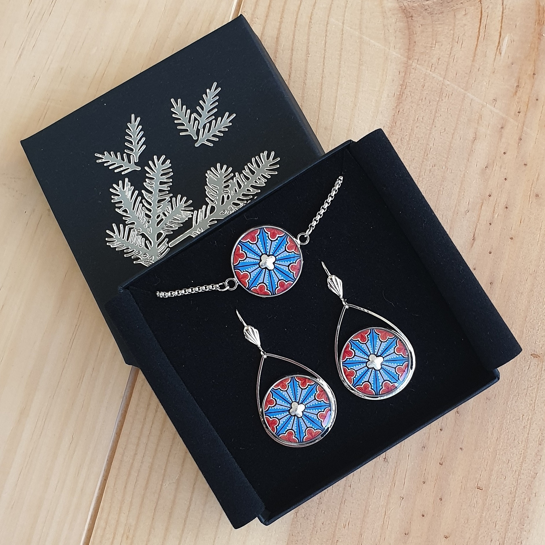 Parure boucles d'oreille et bracelet enluminure rosace gothique argent&eacute;e